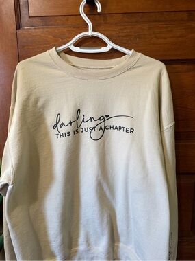 Graphic Sweatshirt "darling THIS IS JUST A CHAPTER" - Cream